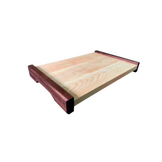 Planche de service multi-usages rehaussée en bois de merisier avec les côtés en bois de noyer.      