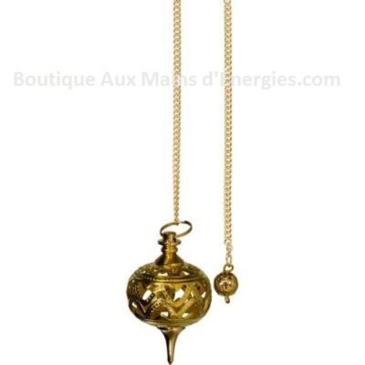 PENDULE EN MÉTAL AJOURÉ CUIVRÉ