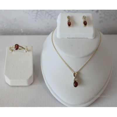 Pendentif, boucles d'oreilles et bague en or 10 k...