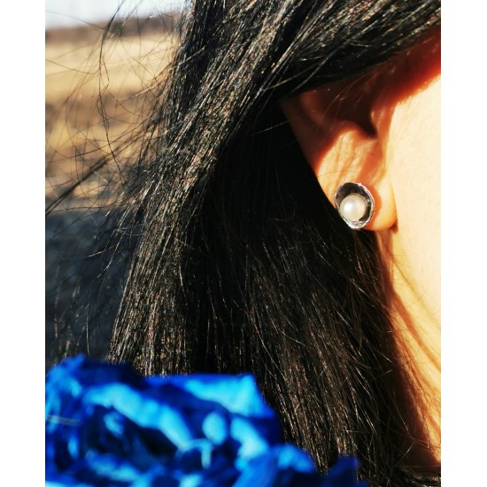 Boucles d'oreilles en forme de coupoles en argent sterling avec perle d'eau douce. «Fleur de mer»