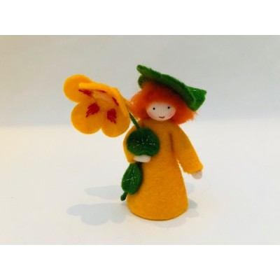 Figurine avec fleur à la main -  série 1, Été
