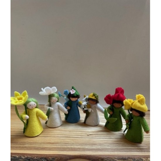 Figurine  avec fleur à la main - série 2,...