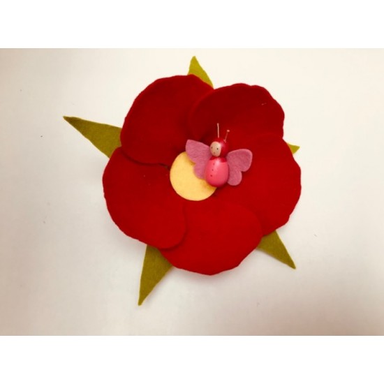 Fée-papillon dans une fleur