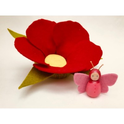Fée-papillon dans une fleur