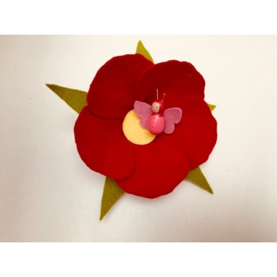Fée-papillon dans une fleur