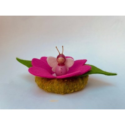 Fée-papillon dans une fleur