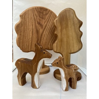 Biche et faon sculptés en bois