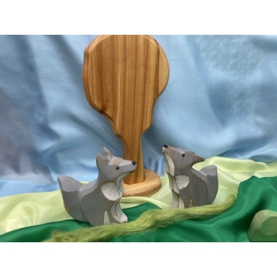 Loup gris sculpté en bois