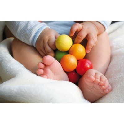 Hochet: Boules arc-en-ciel sur élastique. 3 options de coloris