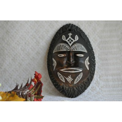 Masque africain en argile à motif incisé