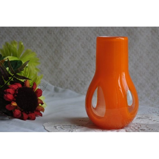 Vase d'art orange doublé de blanc à fenêtres