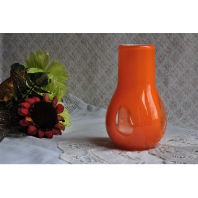 Vase d'art orange doublé de blanc à fenêtres