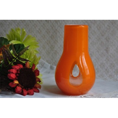 Vase d'art orange doublé de blanc à fenêtres