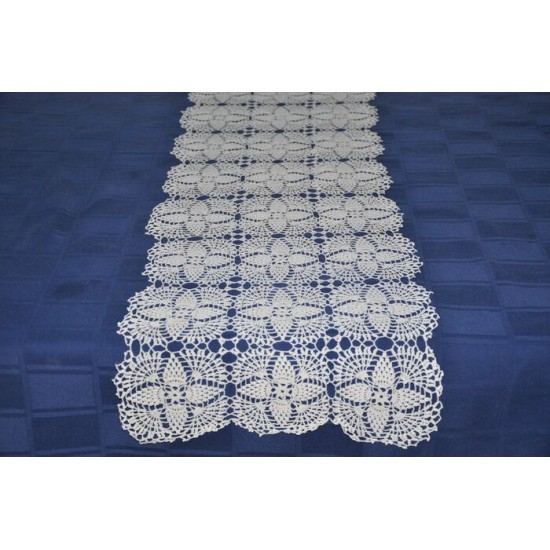 Grand chemin de table blanc en dentelle au crochet