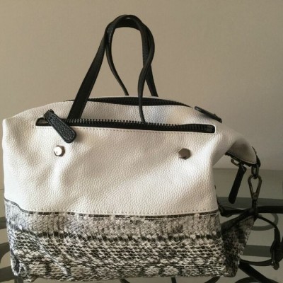 Sac à main convertible en cuir blanc avec motifs...