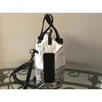 Sac à main convertible en cuir blanc avec motifs noir et blanc