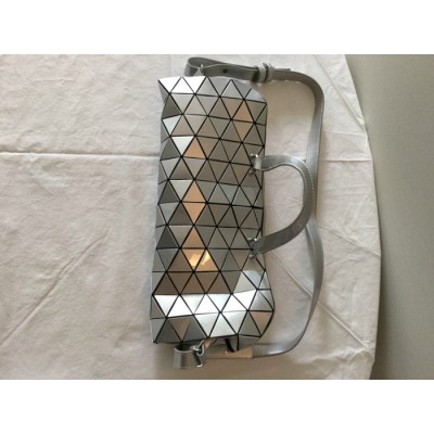 Sac à main spécial argenté aux motifs géométriques