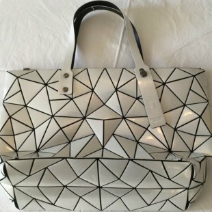 Sac à main spécial aux motifs géométriques...