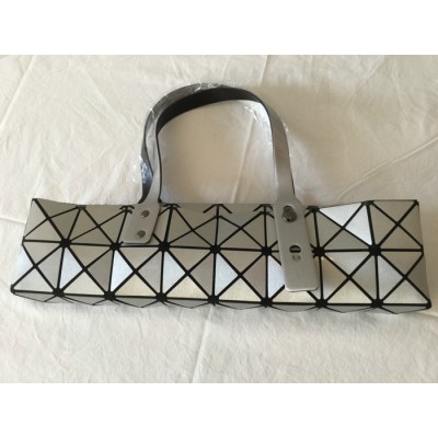 Sac à main aux motifs géométriques argenté