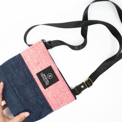 La Mini | Petit sac à main en denim récupéré bleu et corail tissé