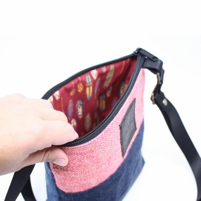 La Mini | Petit sac à main en denim récupéré bleu et corail tissé