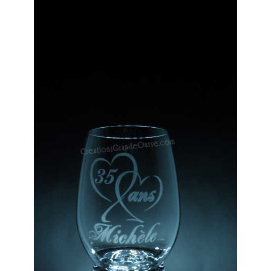 LOV-AM-Anniversaire de mariage (nombre) et 1 prénom sous les coeurs- Ensemble de 2 - prix basé sur le verre à vin 20oz