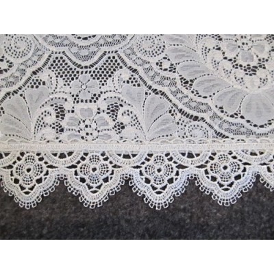 DENTELLE PANIERS avec finition macramé - 40% viscose 60% polyester - vendu au mètre
