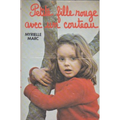 Petite fille rouge avec un couteau  Myrielle Marc