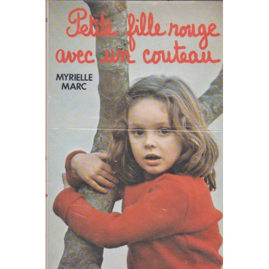 Petite fille rouge avec un couteau  Myrielle Marc