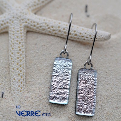 Boucles d'oreilles pendantes en verre dichroïque 