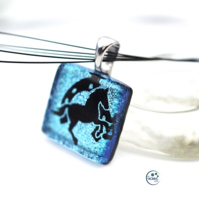 Pendentif en verre dichroïque ( cheval & fer à cheval )