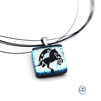 Pendentif en verre dichroïque ( cheval & fer à cheval )