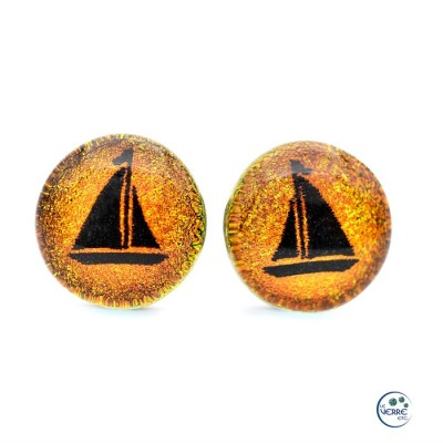 Boucles d'oreille en verre avec voilier gravé 