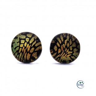 Bijoux à l'oreille avec motifs noirs