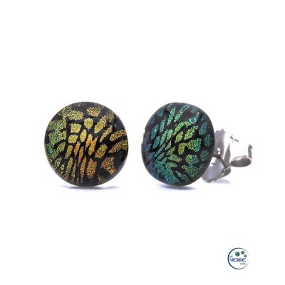 Bijoux à l'oreille avec motifs noirs