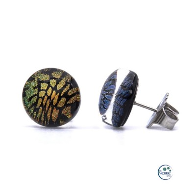 Bijoux à l'oreille avec motifs noirs