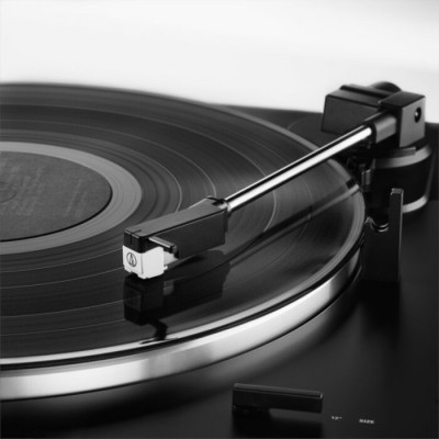 Table tournante stéréo sans fil entièrement automatique AT-LP60XBT-BK d'Audio-Technica