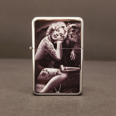 Briquet Marilyn, Skull