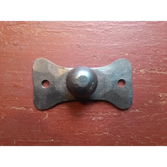 Bouton forgé sur plaque 