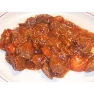 Cubes de boeuf en sauce avec purée de pommes de...
