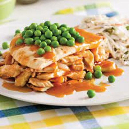 Poulet en sauce (brune ou BBQ) avec patates pilées et pois verts