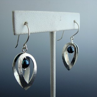 Boucles d'oreilles Cage avec perle noire