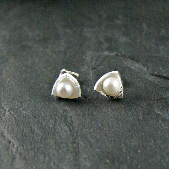 Boucles d'oreilles Triangle perles blanches