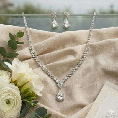 Éclat Boréal – Ensemble Collier et Boucles d'Oreilles en Cristaux