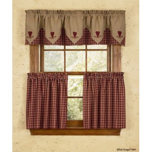 Cantonnière avec broderie  motif coeur.