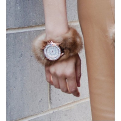 MONTRE avec bracelet en fourrure de vison beige