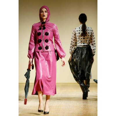 Veste avec capuchon en cuir rose 