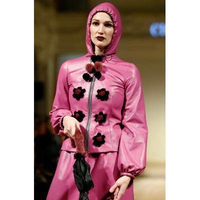 Veste avec capuchon en cuir rose 