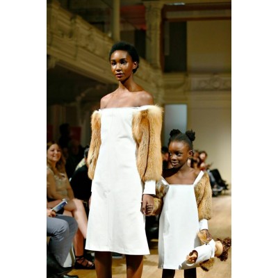 Robe en cuir blanc et renard roux