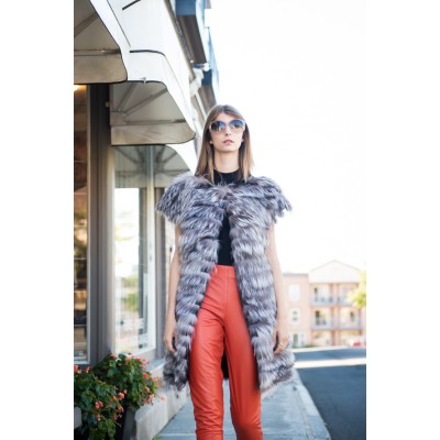 Veste en fourrure de renard argenté avec bandes de cuir